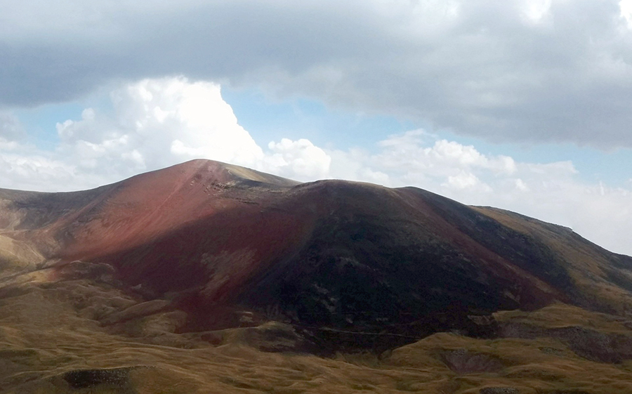 Karmir katar mountain