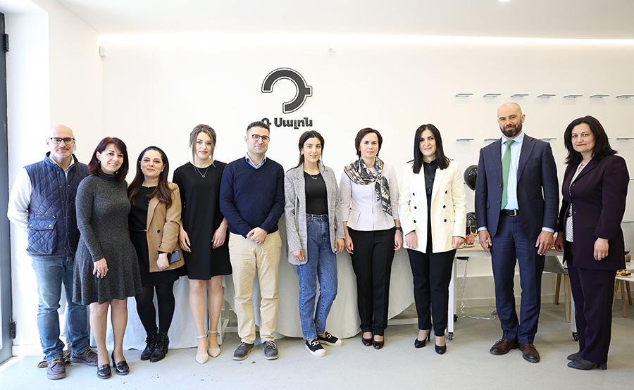 Debet village D-salon