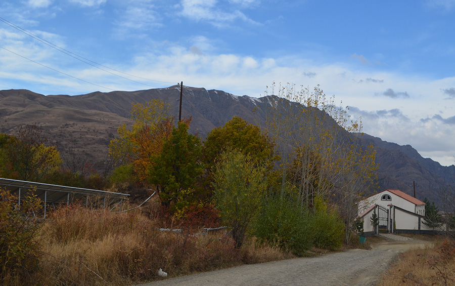 Vardahovit village