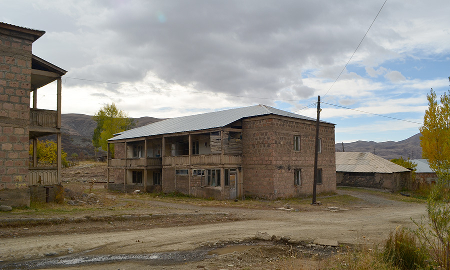 Vardahovit village