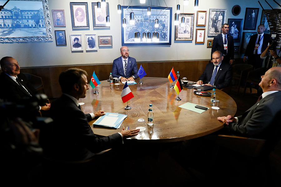 Pashinyan & Aliyev in Chisinau