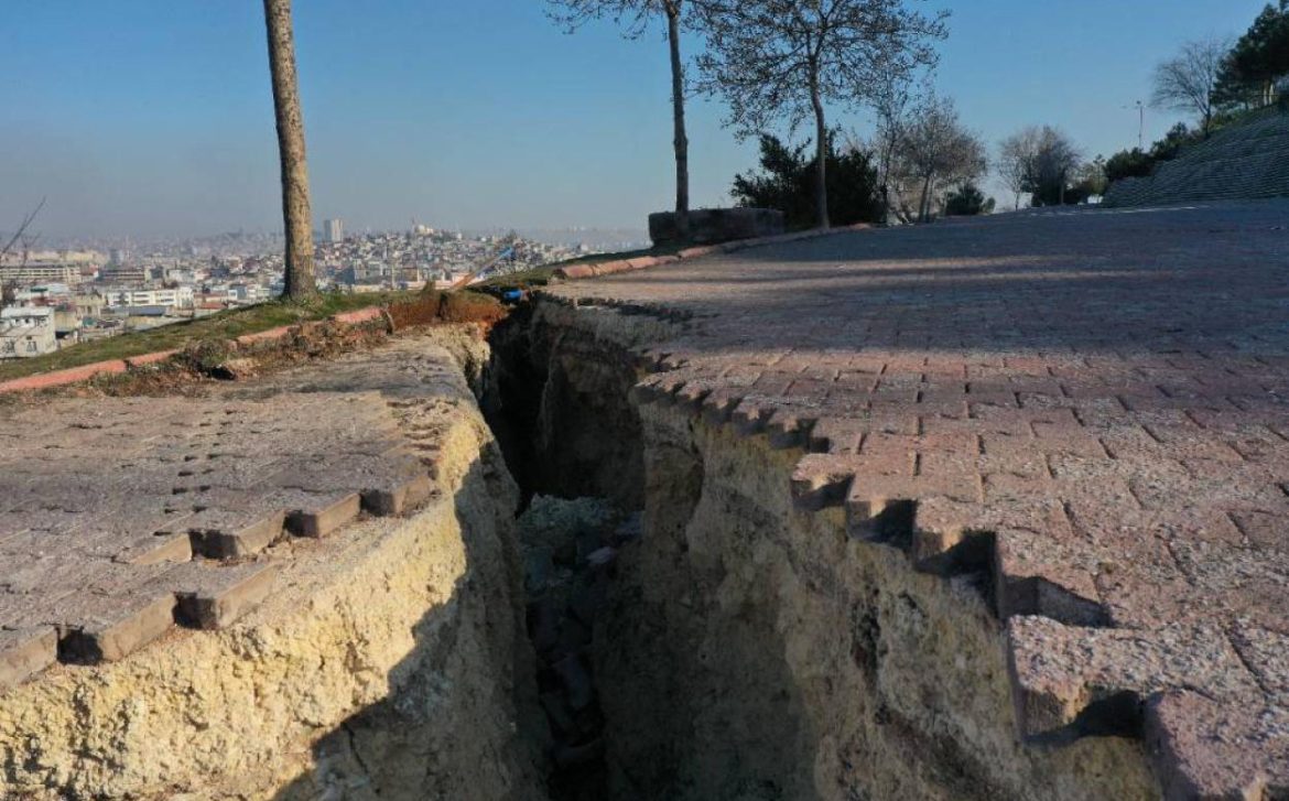 Istanbul Երկրաշարժից առաջացած ճեղք