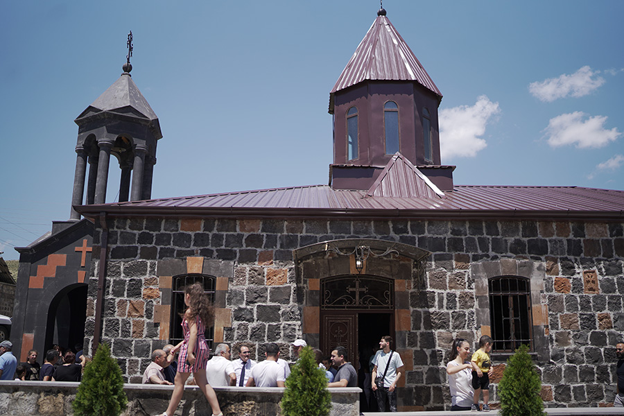 Hovuni village, church