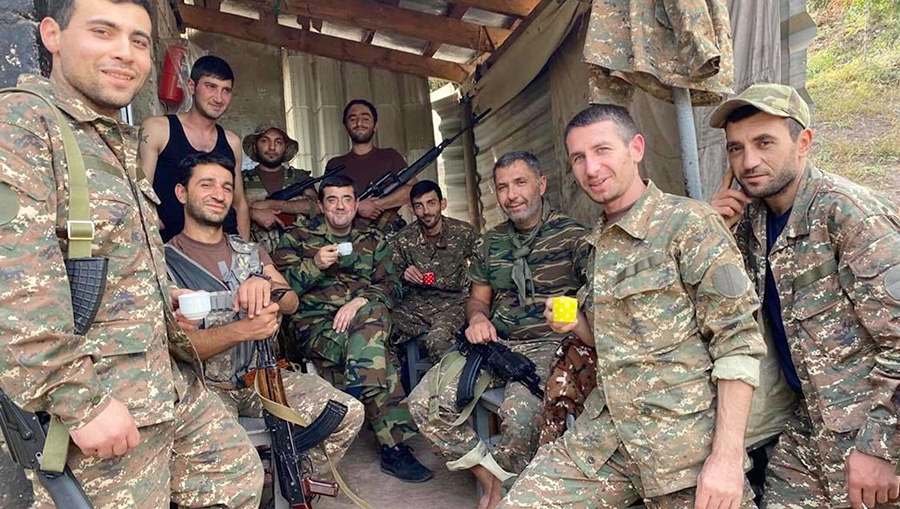 Արայիկ Հարությունյանը զինվորների հետ