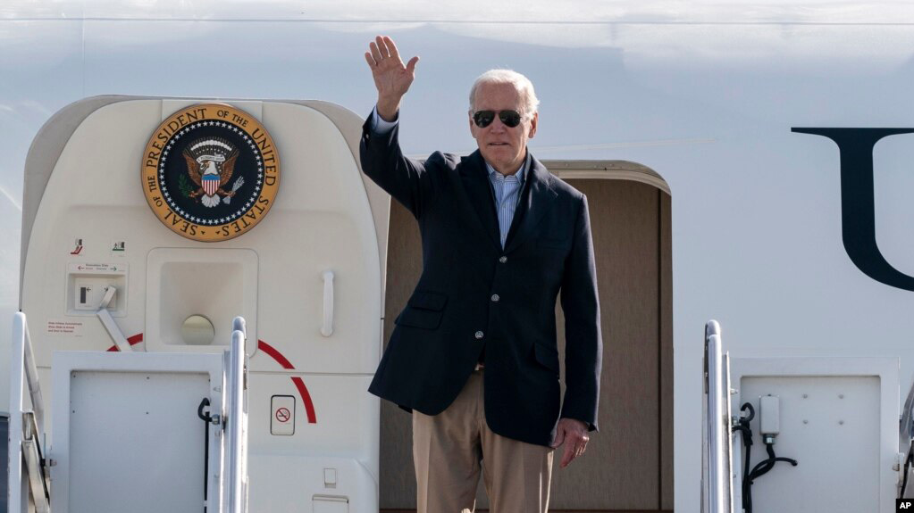 Բայդենը իջնում է ինքնաթիռից