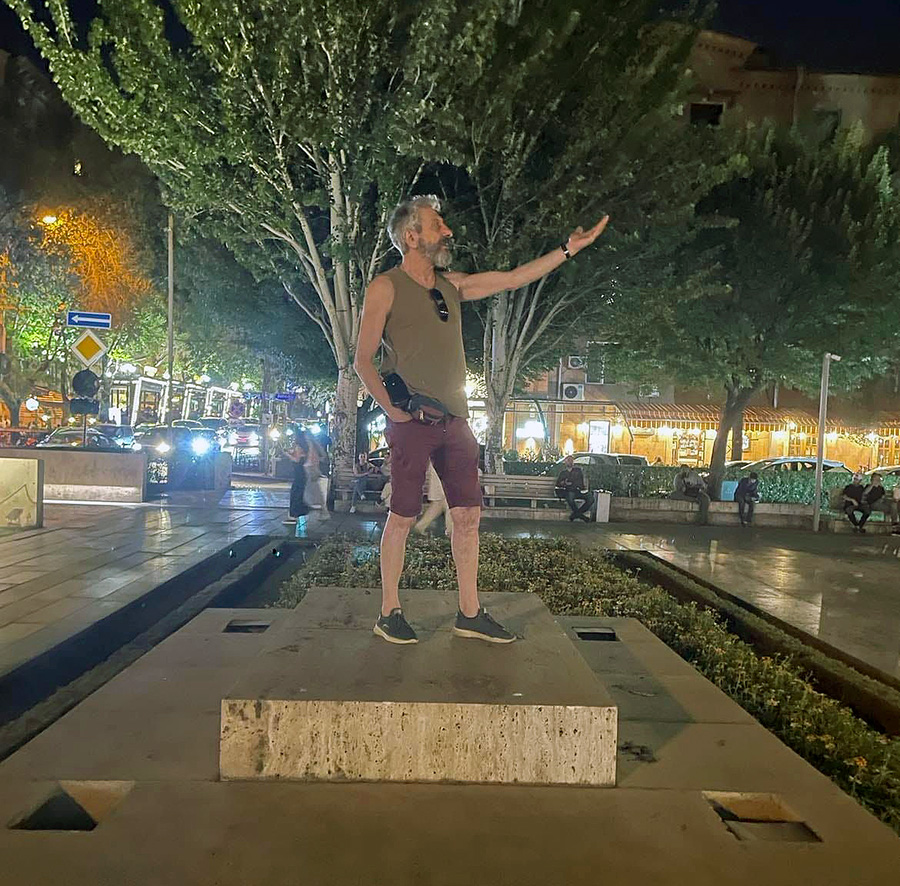 Գրիգոր Խարատրյանի կենդանի արձանը