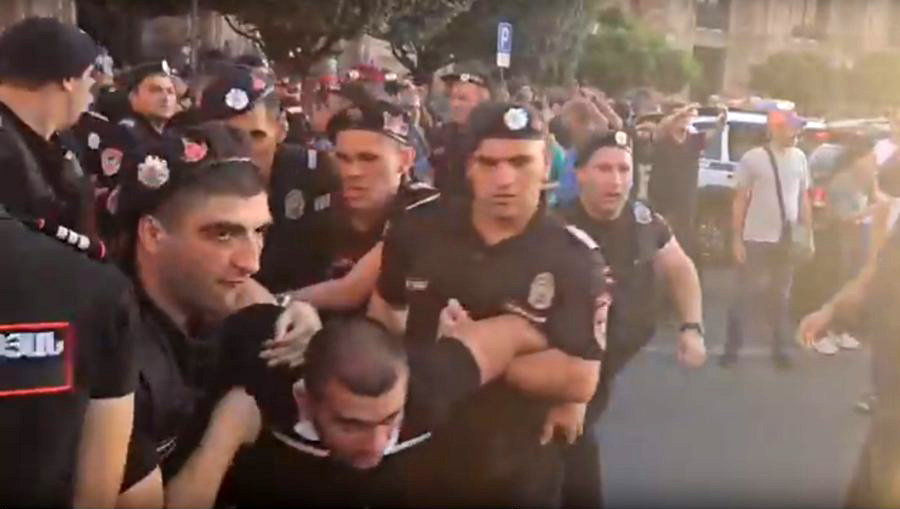 Բողոքի ցույց Կառավարության շենքի մոտ