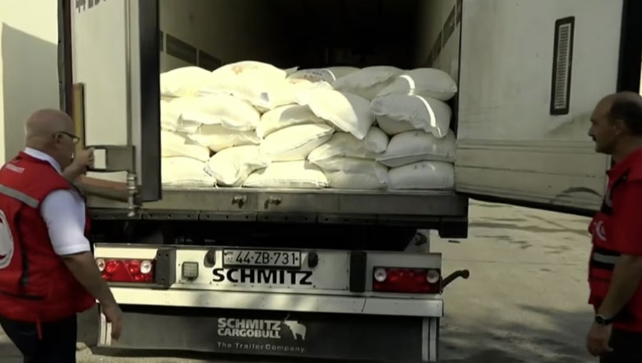 Կարմիր մահիկի ներակացուցիչներն ալյուրով բարձված բեռնատարի մոտ