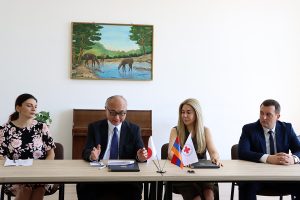 Ճապոնիայի դեսպան Ն.Գ. Մասանորի Ֆուկուշիման եւ ՀԿԽԸ գործադիր տնօրեն Աննա Եղիազարյանը ստորագրում են պայմանագիր