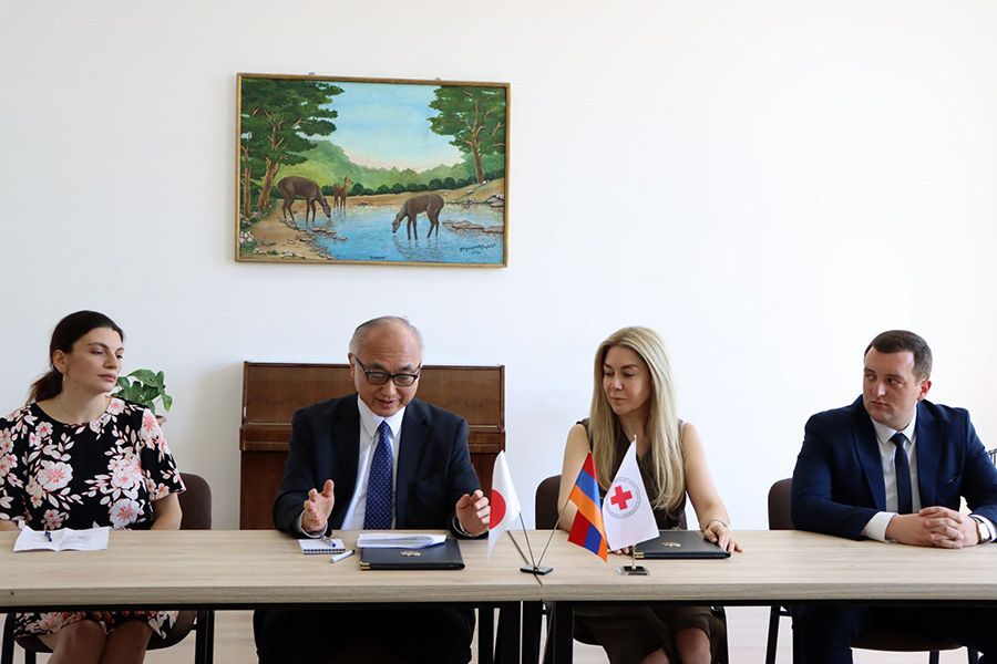 Ճապոնիայի դեսպան Ն.Գ. Մասանորի Ֆուկուշիման եւ ՀԿԽԸ գործադիր տնօրեն Աննա Եղիազարյանը ստորագրում են պայմանագիր