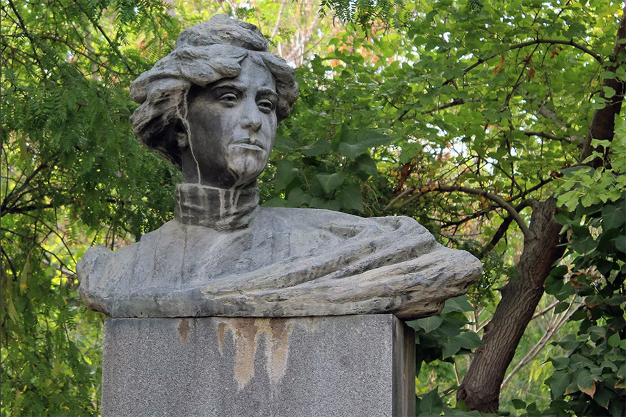 Շուշանիկ Կուրղինյանի կիսանդրին