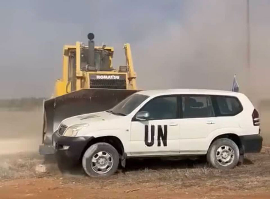 Պիլայում կիպրական թուրքերի տրակտորը ճանապարհից հեռացնում է մղում ՄԱԿ-ի մեքենան