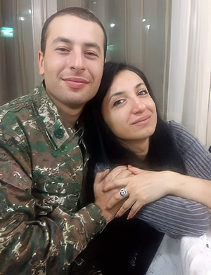 Էլզան եղբոր՝ Գեւորգի հետ
