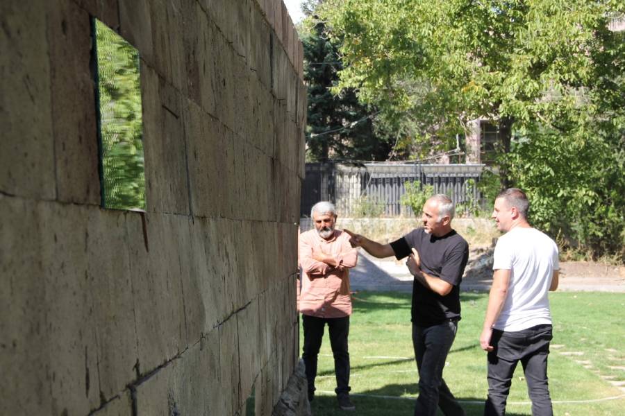 Վահագն Ղուկասյանի «Հայելային x-y-z բեկվածք» ժամանակակից ինստալացիան