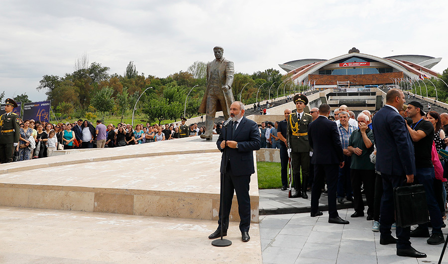 Կարեն Դեմիրճյանի արձանի բացում