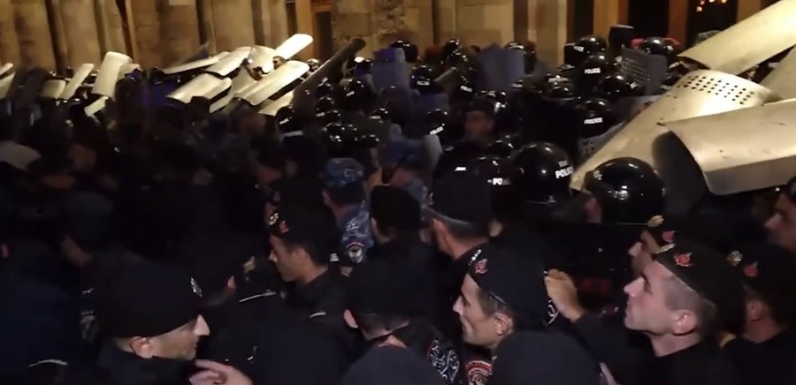 police Բախում ոստիկանների եւ ցուցարարների միջեւ