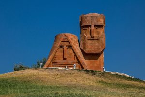 ՝ «Մենք ենք՝ մեր սարերը» հուշարձանը Ստեփանակերտում