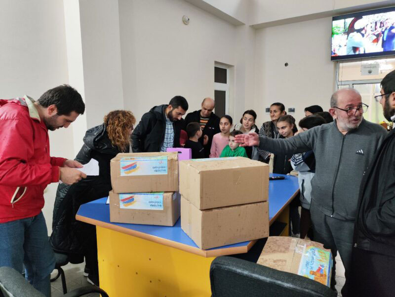 Թբիլիսահայերի արցախցի ընտանիքներին գումար է փոխանցել, իսկ երեխաներին՝ նվերներ