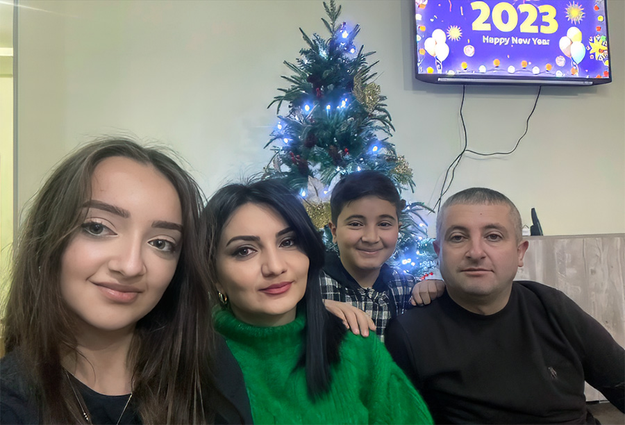 Զարինեն ընտանիքի հետ