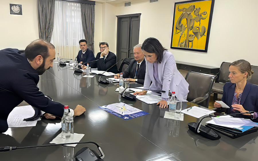 Արարատ Միրզոյան, Անալենա Բորբոք