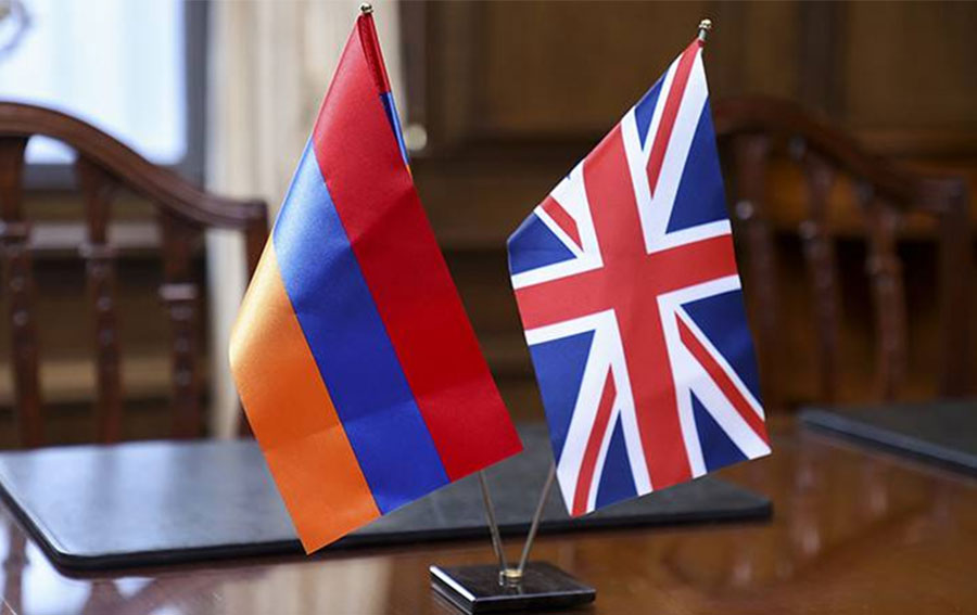 Հայաստանի եւ Մեծ Բրիտանիայի պետական դրոշները