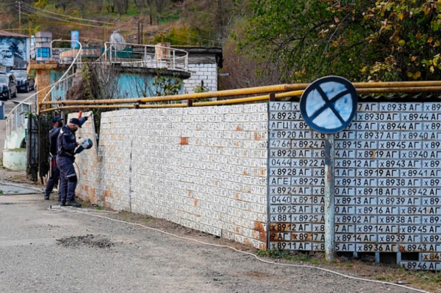 Արցախի Վանք գյուղի պետհամարանիշներով պատը