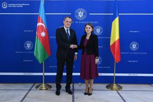 Ադրբեջանի ԱԳ նախարար Ջեյհուն Բայրամով և Ռումինիայի ԱԳ նախարար Լումինիցա Օդոբեսկու