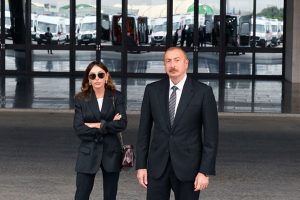 Ալիեւը կնոջ հետ