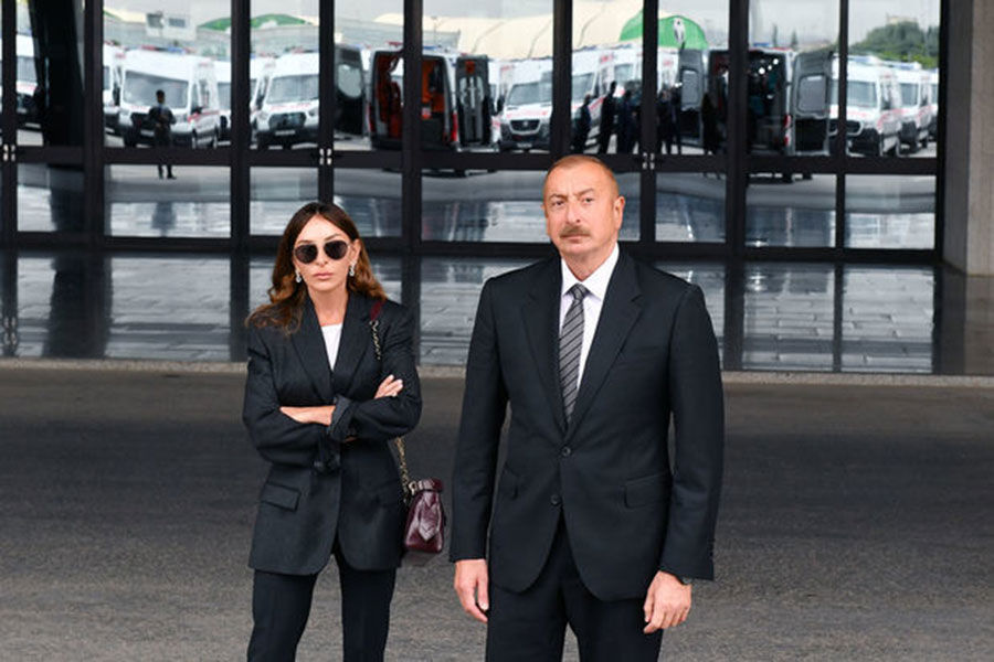 i_aliev Ալիեւը կնոջ հետ