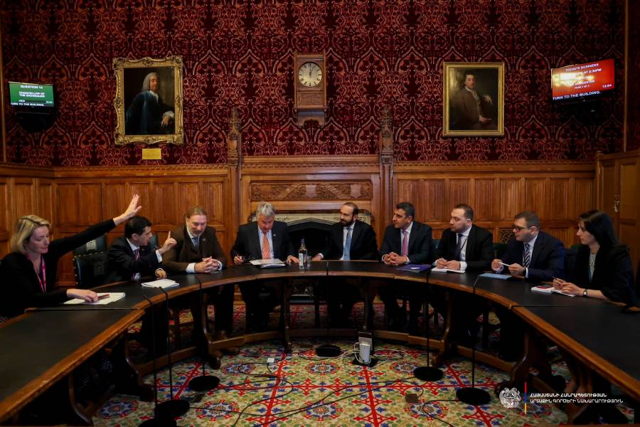 mirzoyan-lawton ՀՀ ԱԳ նախարար Արարատ Միրզոյանը նոյեմբերի 14-ին հանդիպել է Հայաստան-Միացյալ Թագավորություն բարեկամության խմբի ղեկավար Թիմ Լոութոնի եւ խմբի անդամների հետ: