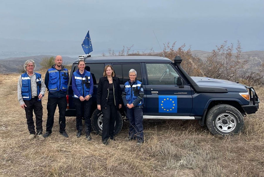 ՀՀ-ում ԱՄՆ դեսպան Քրիստինա Քվինը ՀՀ-ում ԵՄ դիտորդների հետ