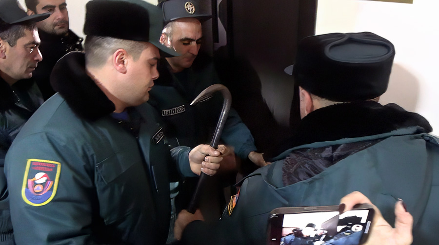 փրկարար ծառայության աշխատակիցները երկաթե ձողով