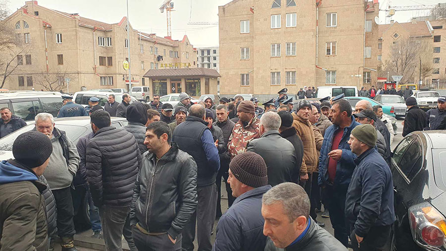 Շիրակի մսագործները բողոքի ցույց են անում մարզպետարանի դիմաց