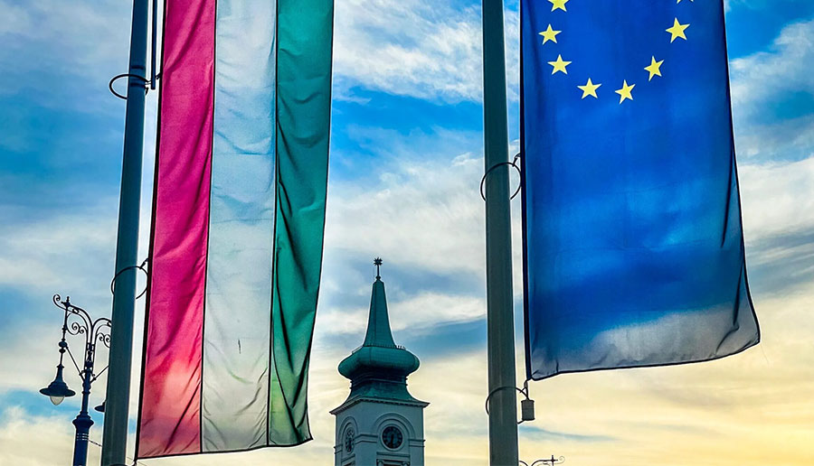 Հունգարիայի եւ Եվրամիության դրոշները