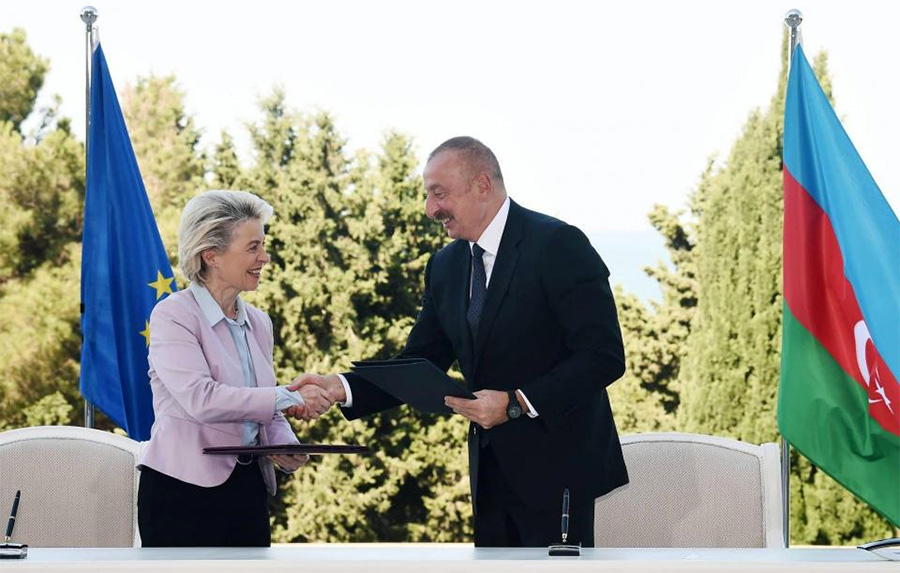 Ուրսուլա Ֆոն դեր Լայեն, Ալիեւ