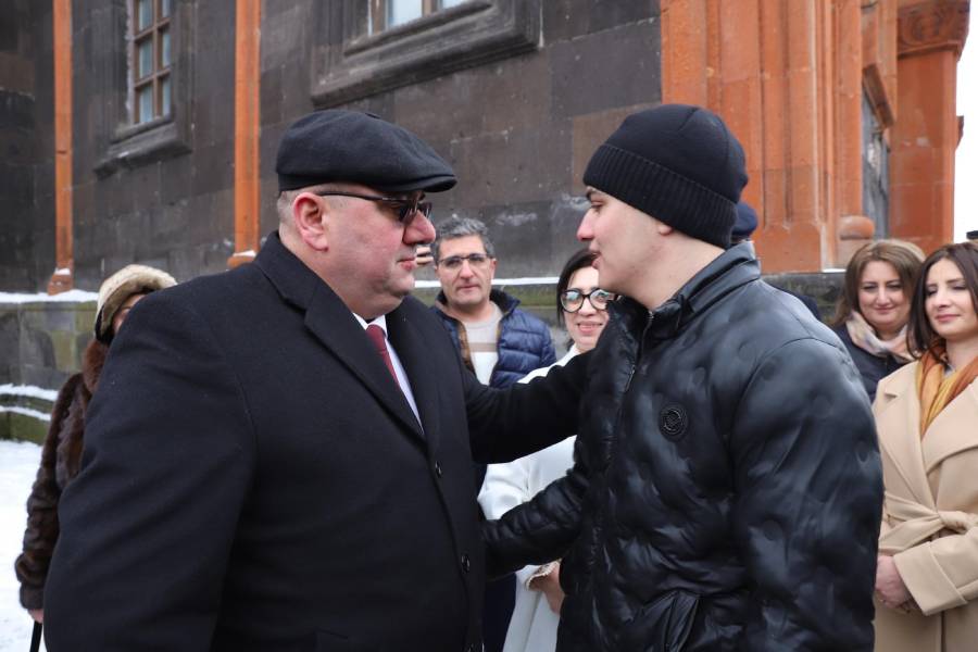 Շիրակի մարզպետ Մուշեղ Մուրադյանը նորակոչիկ որդու հետ