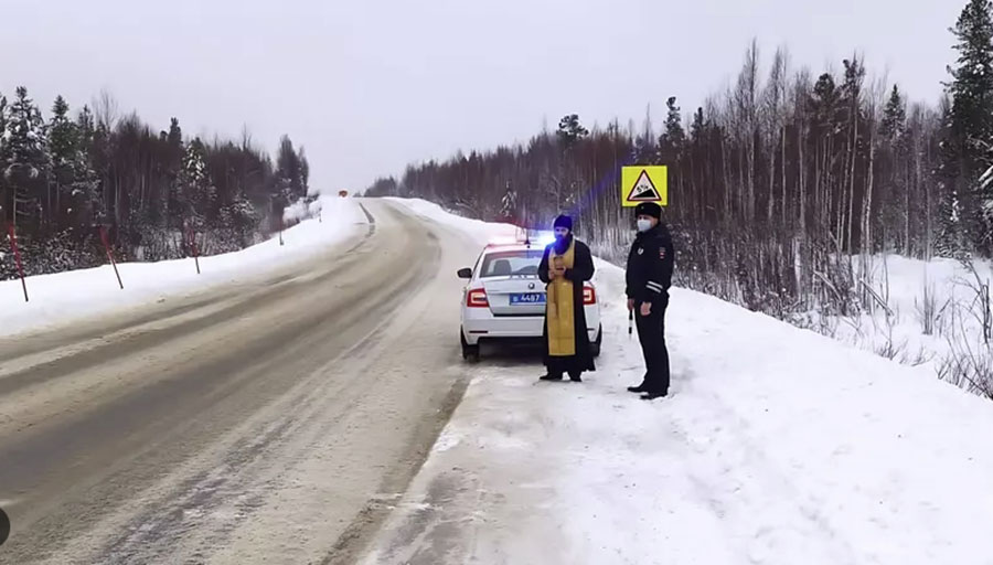 police-russia Քահանան եւ ճանապարհային ոստիկանը