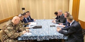 Հայաստանի պաշտպանության նախարարի առաջին տեղակալ, ԶՈՒ գլխավոր շտաբի պետ, գեներալ-լեյտենանտ Էդվարդ Ասրյանը հանդիպում է Ֆրանսիայի ցամաքային զորքերի հրամանատար, գեներալ Պիեր Շիլլի հետ