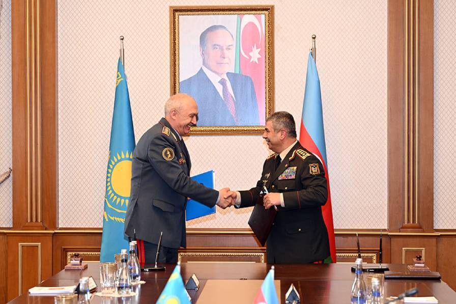 Ղազախստանի պաշտպանության նախարար Ռուսլան Ժակսիլիկովը եւ Ադրբեջանի պաշտպանության նախարար Զաքիր Հասանովը ստորագրում են հունիսի 7-ի ռազմական համագործակցության համաձայանագիրը