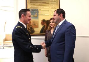 Հայաստանի պաշտպանության նախարար Սուրեն Պապիկյանի հանդիպումը Ֆրանսիայի նախագահի ռազմական գծով խորհրդական, ռազմական գրասենյակի ղեկավար, բանակի գեներալ Ֆաբիեն Մանդոնի հետ