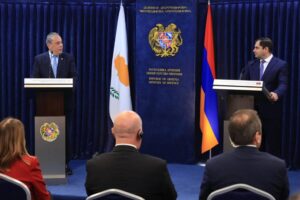 ՀՀ ՊՆ Սուրեն Պապիկյանի եւ Կիպրոսի ՊՆ Վալդիս Պալմասի ասուլիսը