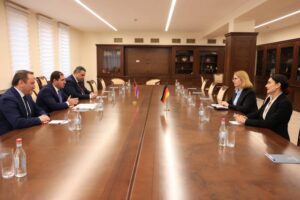 ՀՀ պաշտպանության նախարար Սուրեն Պապիկյանն ընդունել է ՀՀ-ում Գերմանիայի Դաշնային Հանրապետության նորանշանակ արտակարգ եւ լիազոր դեսպան Կլաուդիա Բուշին