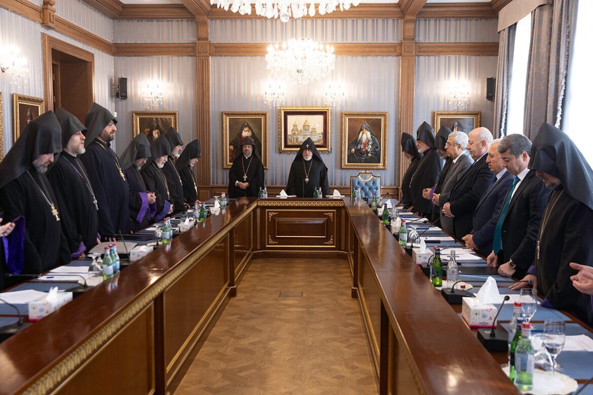 Գերագույն հոգեւոր խորհրդի նիստ Էջմիածնում